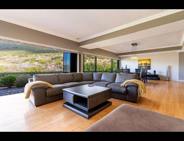6 BEDROOM PROPERTY TO RENT IN KRONENZICHT